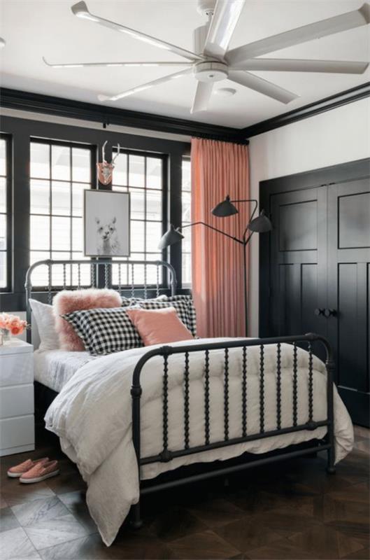 Ιδέες κρεβατοκάμαρας σε μαύρο και ροζ μαύρο μεταλλικό κρεβάτι ροζ κουρτίνες κουρτίνες λευκό κρεβάτι