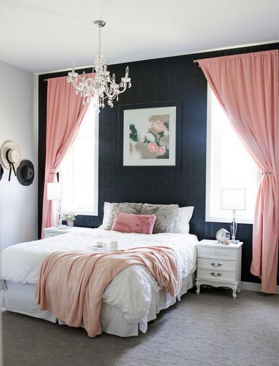 Ιδέες κρεβατοκάμαρας σε μαύρο και ροζ μεγάλο φωτεινό δωμάτιο ροζ κουρτίνες παραθύρου άνετο κρεβάτι σκούρο τοίχο