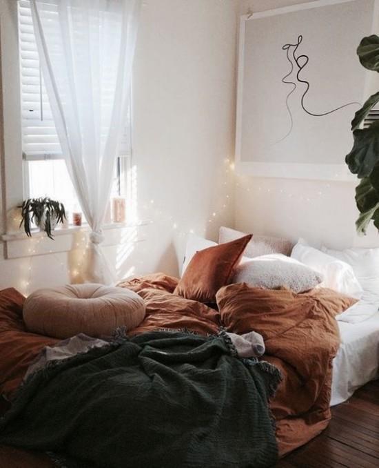 Κάντε το υπνοδωμάτιο φθινοπωρινό παπλωματοθήκη σε ζεστά φθινοπωρινά χρώματα, καφέ αποχρώσεις και τιρκουάζ. Ηλιακό φως και νεράιδα