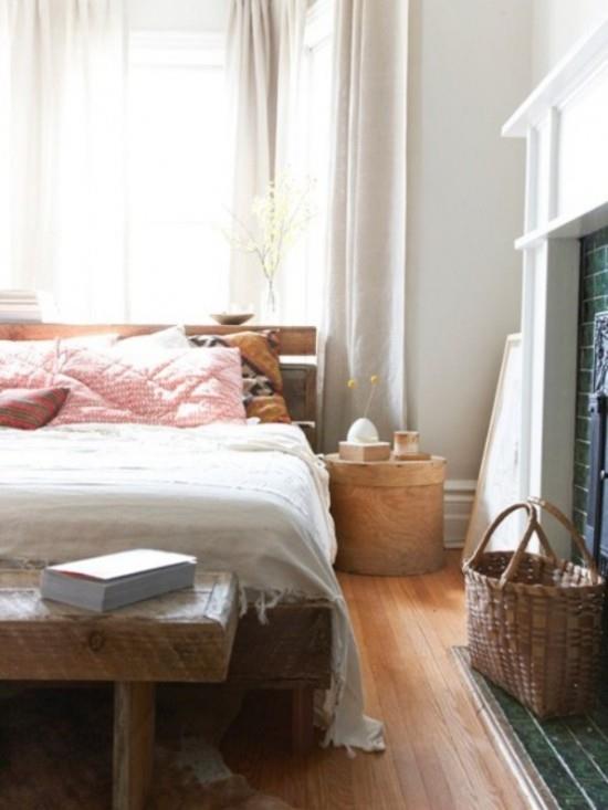 Υπνοδωμάτιο φθινοπωρινό κρεβατοκάμαρα ροζ μαξιλάρια πάγκος από ξύλινο ψάθινο καλάθι δίπλα του