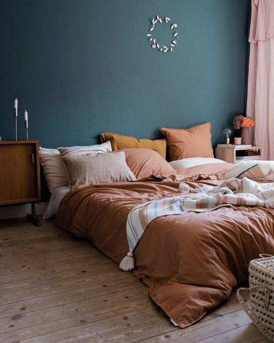 Το υπνοδωμάτιο κάνει φθινοπωρινό γαλαζοπράσινο τοίχο ως κλινοσκεπάσματα