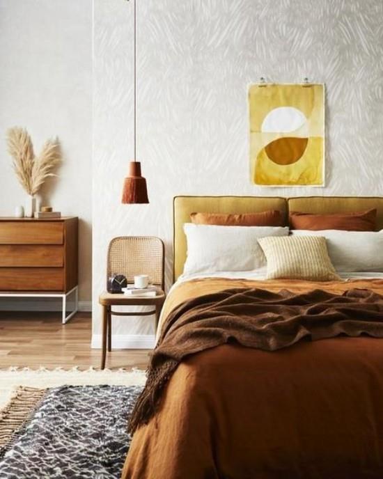 Κάντε το υπνοδωμάτιό σας μια φθινοπωρινή ζεστή ατμόσφαιρα Διακόσμηση τοίχου κίτρινο καφέ Κρεβάτι σε ώχρα και καφέ σοκολάτα