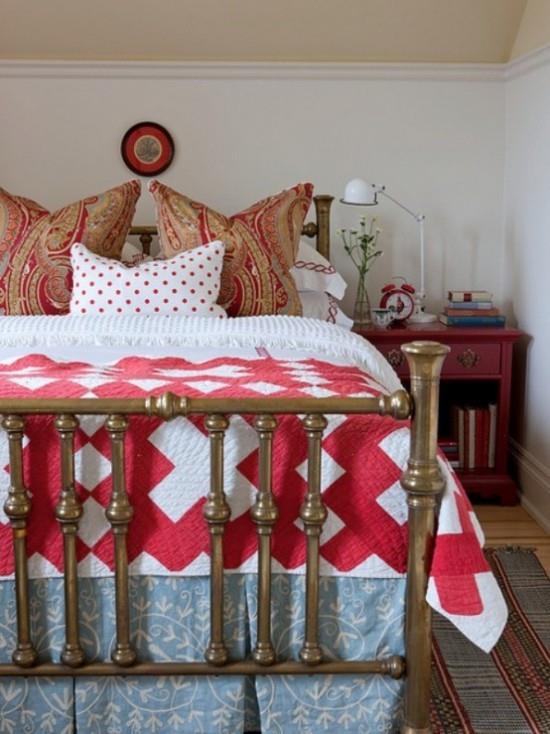 Υπνοδωμάτιο φθινοπωρινό σχέδιο ρουστίκ κλινοσκεπάσματα σε κόκκινα και λευκά σχέδια μαξιλάρια κομοδίνα βιβλία