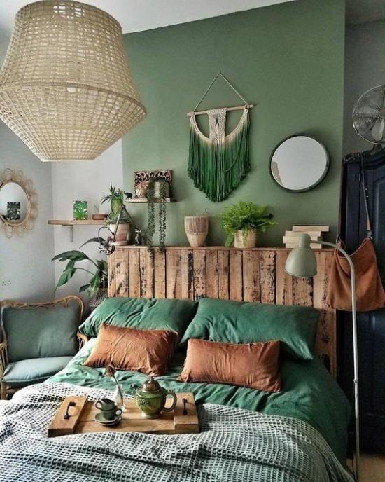 Υπνοδωμάτιο με διαφορετικές αποχρώσεις του πράσινου, ρουστίκ στοιχεία, ξύλινα φυτά εσωτερικού χώρου