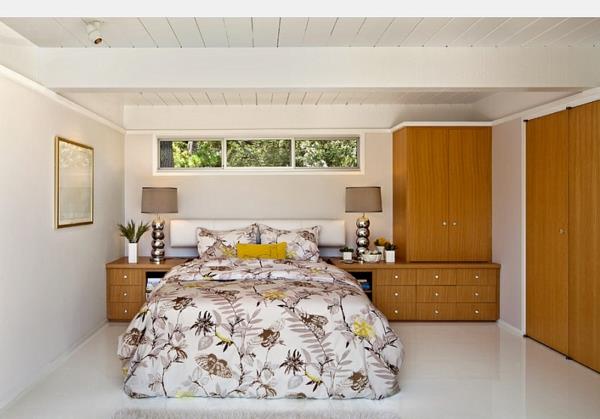 Υπόγειο υπνοδωμάτιο με ντουλάπα κλινοσκεπασμάτων με λουλουδάτο μοτίβο