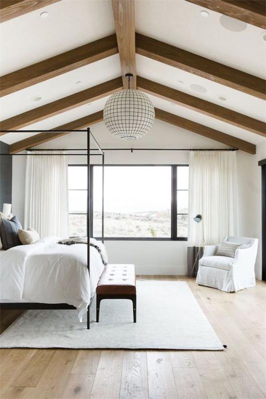 Υπνοδωμάτιο πολυτελείς πινελιές στην οροφή κρεμαστό φωτιστικό κρεμαστό κρεμαστό φωτιστικό ξύλινα δοκάρια ρομαντισμός σε λευκό