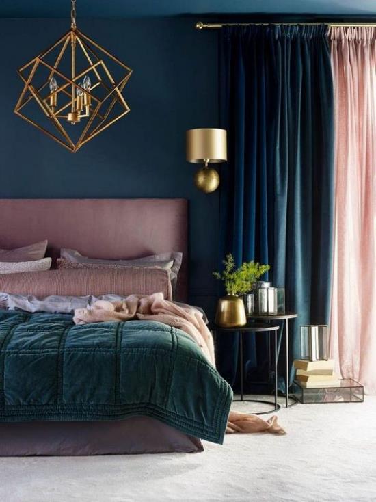 Υπνοδωμάτιο πολυτελές πινελιές φανταχτερό κρεμαστό φωτιστικό μυστηριώδες δωμάτιο σε σκούρο μπλε και παλιό ροζ