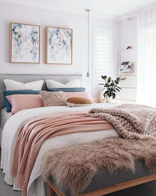 Υπνοδωμάτιο πολυτελές πινελιές απαλές κουβέρτες σε ροζ μπεζ μαξιλάρια