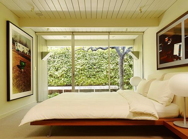 Υπνοδωμάτιο με μινιμαλιστικό κάλυμμα κρεβατιού μαλακό