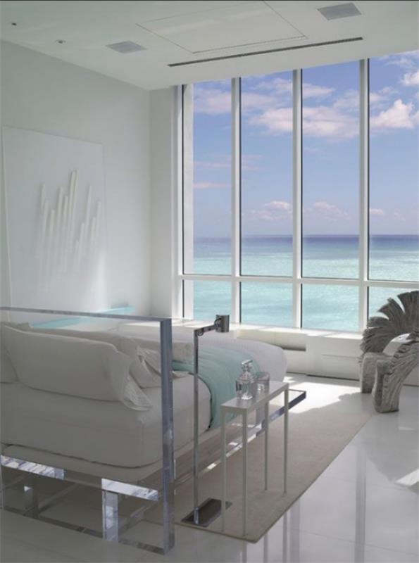 Μινιμαλιστική διακόσμηση κρεβατοκάμαρας απλή εσωτερική διακόσμηση μεγάλη θέα στο παράθυρο της γαλάζιας θάλασσας