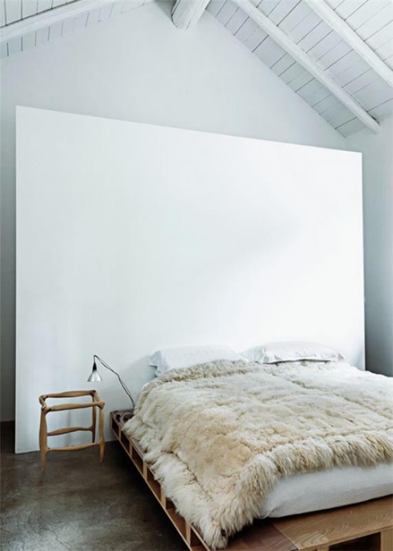 Υπνοδωμάτιο μινιμαλιστικό σετ ρουστίκ στοιχεία στο σχεδιασμό του δωματίου ρίξτε κουβέρτα από δοκούς μαλλιού στην οροφή