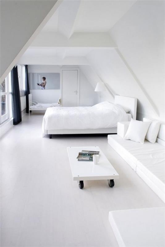 Μινιμαλιστικός, κομψός εσωτερικός σχεδιασμός κρεβατοκάμαρας σε λευκό χρώμα στη σοφίτα