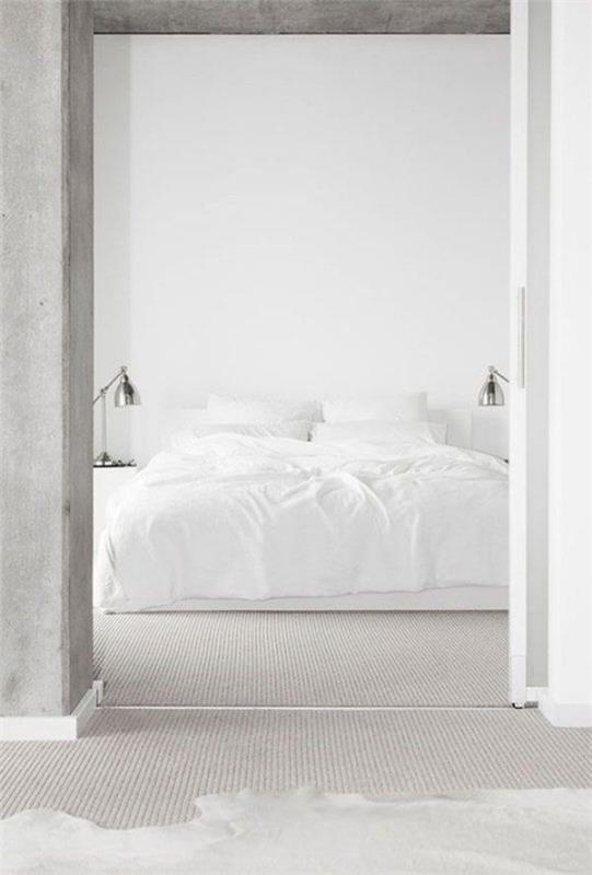 Μινιμαλιστικό υπνοδωμάτιο με λευκό λινό τσιμεντένιο τοίχο στο πλαίσιο της πόρτας σε πρώτο πλάνο
