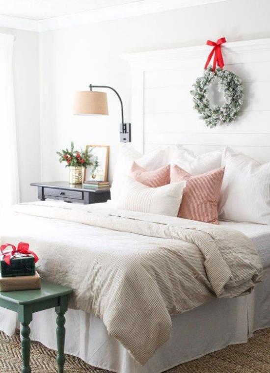 Υπνοδωμάτιο για τα Χριστούγεννα διακοσμήστε απλή ατμόσφαιρα μικρή διακόσμηση στεφάνι κόκκινη κορδέλα