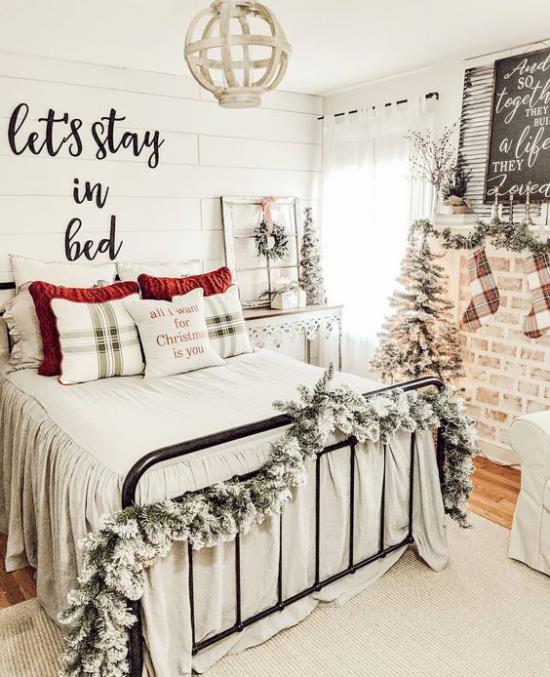 Διακοσμήστε το υπνοδωμάτιο για τα Χριστούγεννα, μεγάλο κρεβάτι ύπνου