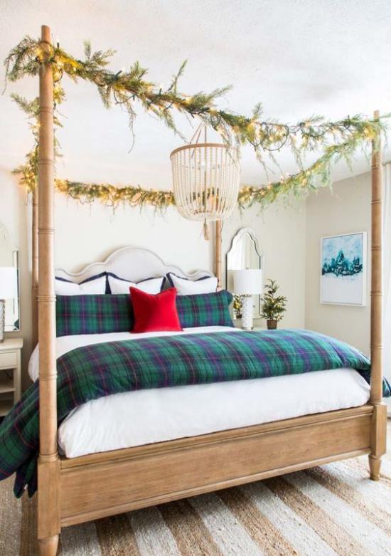 Υπνοδωμάτιο για τα Χριστούγεννα διακοσμήστε μεγάλες κρεβατοκάμαρες φωτίζει πράσινες γιρλάντες