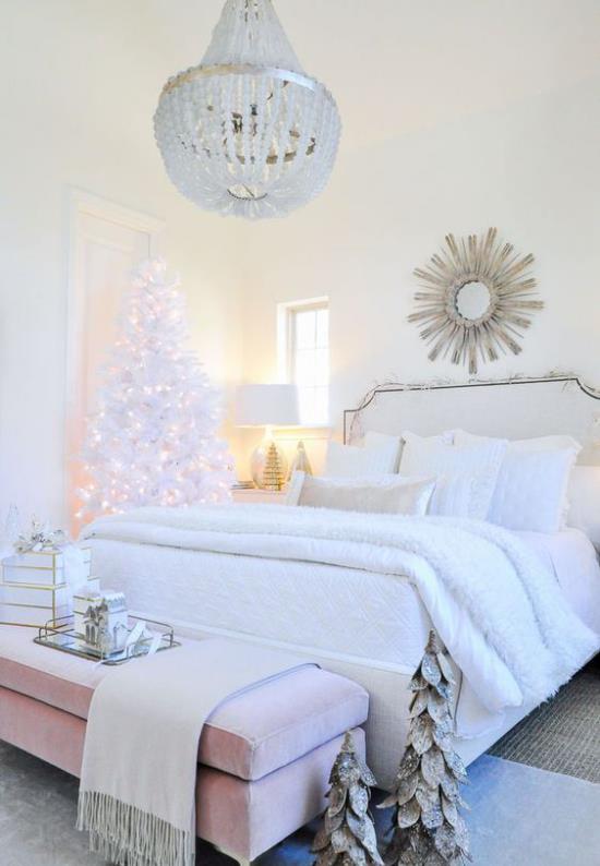 Χριστουγεννιάτικη διακόσμηση κρεβατοκάμαρας σε λευκά και ασημένια φωτάκια χριστουγεννιάτικου δέντρου