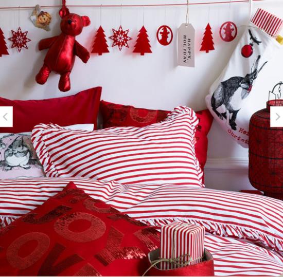 Χριστουγεννιάτικη διακόσμηση κρεβατοκάμαρας σε κόκκινη και άσπρη γιρλάντα από χριστουγεννιάτικα στολίδια