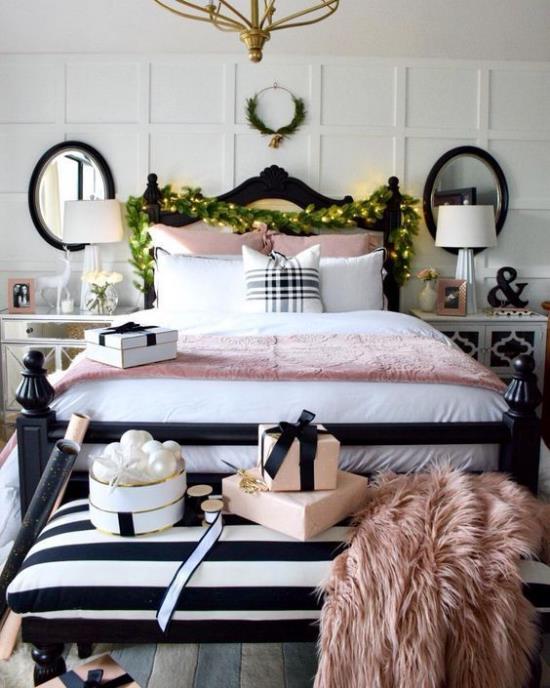 Υπνοδωμάτιο για τα Χριστούγεννα διακοσμήστε ροζ faux γούνα κουβέρτα ροζ κρεβατάκι πράσινα γιρλάντες φώτα