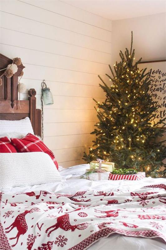 Διακοσμήστε το υπνοδωμάτιο για τα Χριστούγεννα το κόκκινο και το λευκό κυριαρχούν στο χριστουγεννιάτικο δέντρο στη γωνία
