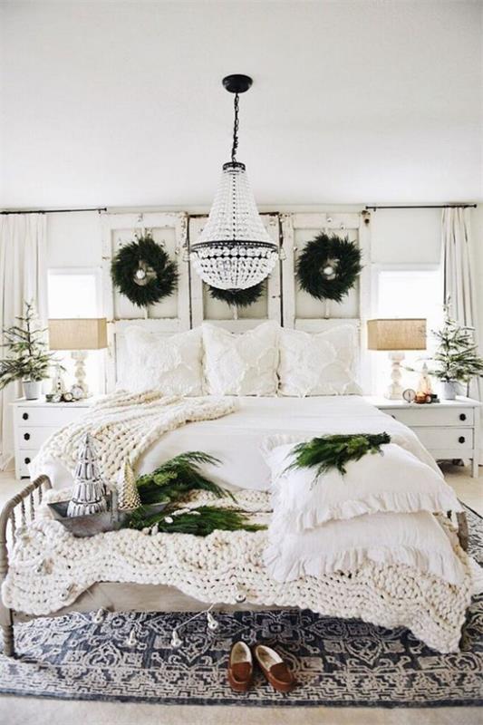 Υπνοδωμάτιο για τα Χριστούγεννα διακοσμήστε λευκή ατμόσφαιρα κάτι μπλε πράσινο δύο στεφάνια