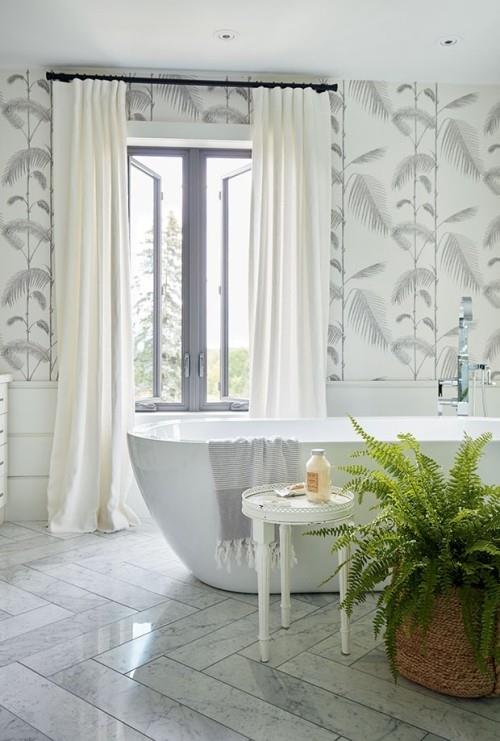Όμορφα σχεδιασμένο μπάνιο σε λευκές ιδέες εσωτερικής διακόσμησης Φτέρη στο δοχείο σε πρώτο πλάνο