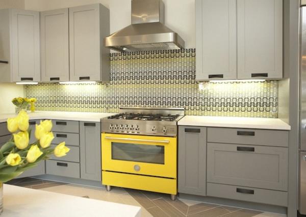 Splashback κουζίνας βαμμένο κίτρινο