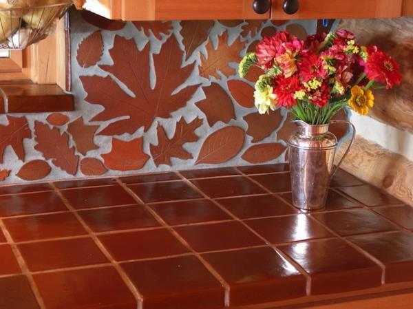 περίεργο πίσω τοίχο κουζίνας καφέ πορτοκαλί φύλλα φθινοπώρου