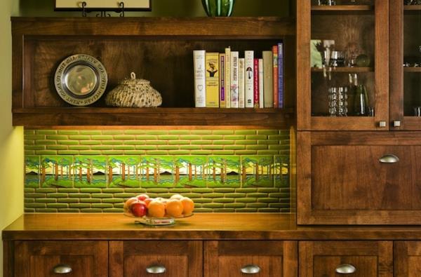 Όμορφος πίσω τοίχος της κουζίνας φωτισμένος με πράσινο, τούβλα έμμεσα