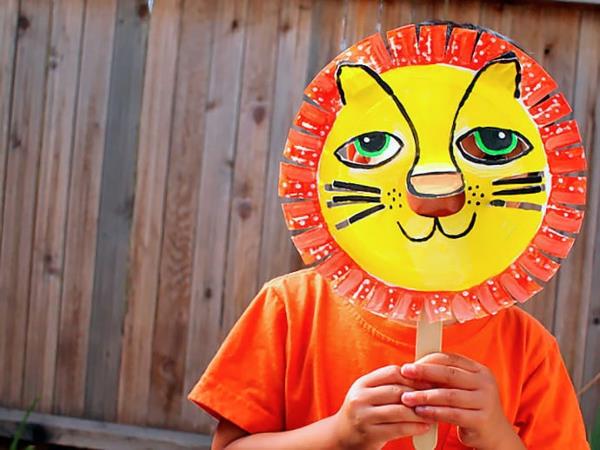 Όμορφες ζωικές μάσκες με παιδιά που φτιάχνουν χαρτόνι λιονταριού