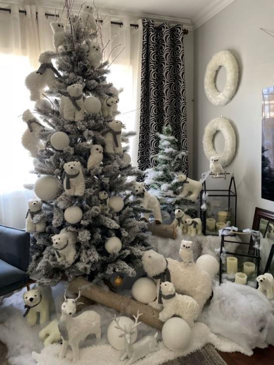 Χιονόμπαλες Χειμερινή διακόσμηση Χριστουγεννιάτικο δέντρο όμορφα διακοσμημένες μορφές λευκής αρκούδας ελάφια χιονιστές σφαίρες