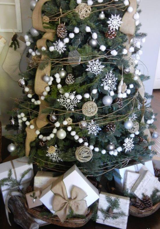 Χιονόμπαλες Χειμερινή διακόσμηση Γιρλάντες Νιφάδες χιονιού Χριστουγεννιάτικες μπάλες Υπέροχο στολισμένο χριστουγεννιάτικο δέντρο