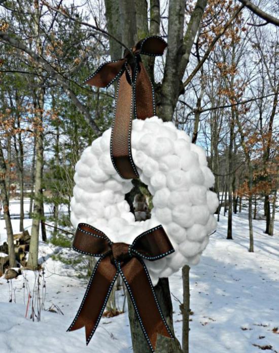 Χειμερινές διακοσμήσεις χιονόμπαλες ένα στεφάνι με σοκολατένιο καφέ φιόγκο χειμωνιάτικη διακόσμηση έξω