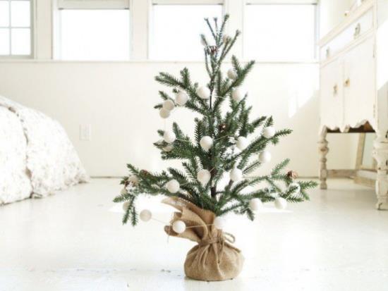 Χιονοστιβάδες χειμερινή διακόσμηση μικρό χριστουγεννιάτικο δέντρο σε σάκο διακοσμημένο με άσπρες μπάλες