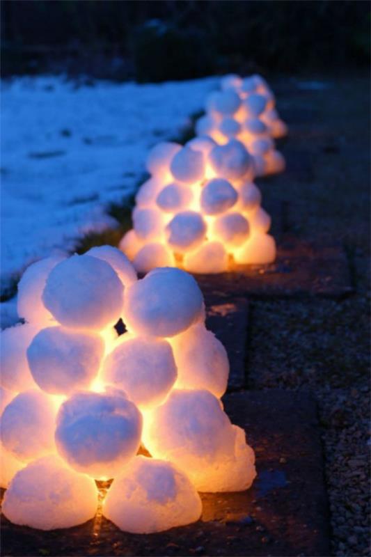 Χιονοστιβάδες χειμερινή διακόσμηση ονειρική ρύθμιση με φωτεινές σφαίρες χιονιού για ιδέες έξω