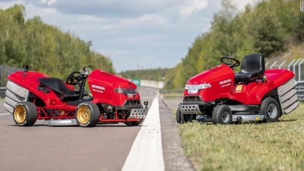 Το γρηγορότερο χλοοκοπτικό στον κόσμο, το Mean Mower, επιτυγχάνει 150 μίλια / ώρα. Honda μοντέλο 1 και 2