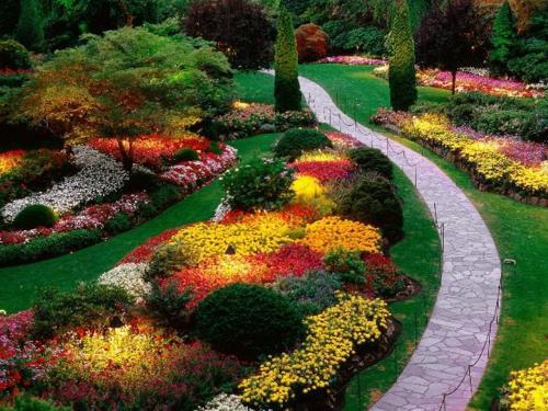 Όμορφος κήπος με κομψό πέτρινο μονοπάτι