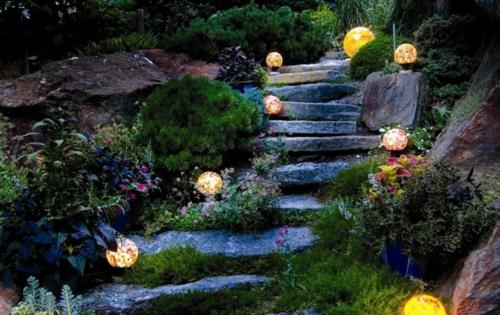Όμορφος κήπος με κομψά διαμορφωμένο κήπο με πέτρινα σκαλοπάτια