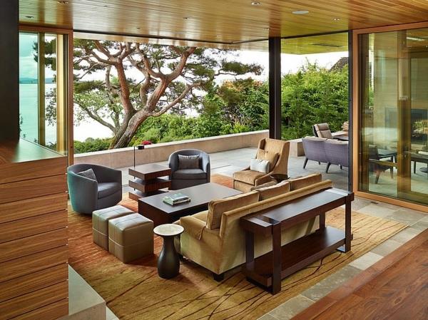 Όμορφος παραθαλάσσιος καναπές σπιτιού τραπεζάκι σαλονιού φύση χαλί περιβάλλον