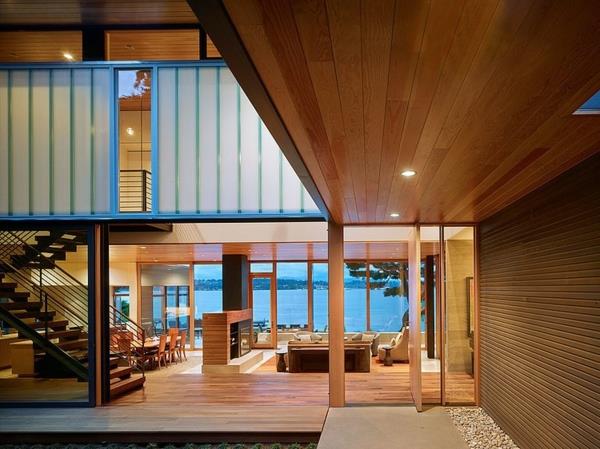 Όμορφο σπίτι δίπλα στη λίμνη με σχεδιασμό τοίχου με ενσωματωμένες σκάλες