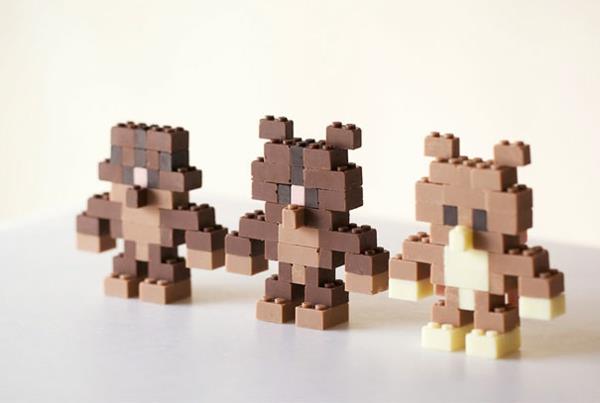 Η σοκολάτα διαμορφώνει καλλιτεχνικές ιδέες που σχεδιάζουν εικονικές αρκούδες