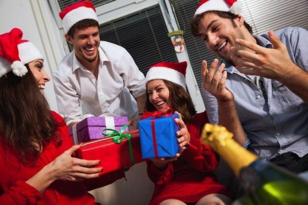 Τα junk gnomes φροντίζουν για το χριστουγεννιάτικο πάρτι Ανταλλάξτε δώρα αστεία σκουπίδια
