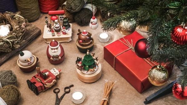 Τα ανεπιθύμητα gnomes κυβερνούν το Χριστουγεννιάτικο πάρτι Οργανώστε ανταλλαγή δώρων Στοίβα δώρων