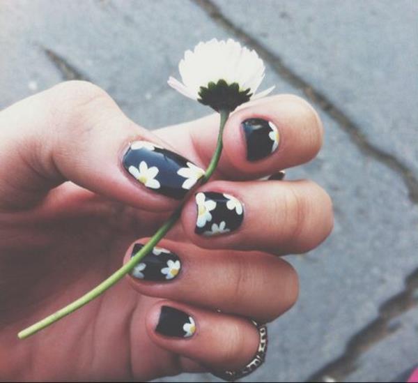 Τα ασπρόμαυρα gel νύχια κάνουν λουλούδια μόνοι σας