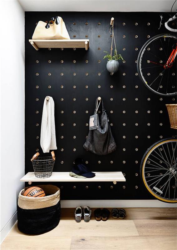Μαύρος τοίχος στο διάδρομο κρεμασμένα ποδήλατα τσάντα λευκή πετσέτα άλλα καθημερινά είδη