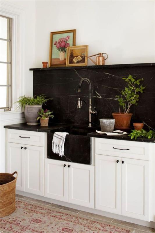Μαύρο μάρμαρο στο εσωτερικό, το κλασικό δίδυμο μαύρο και άσπρο μαύρο πίσω τοίχο κουζίνας