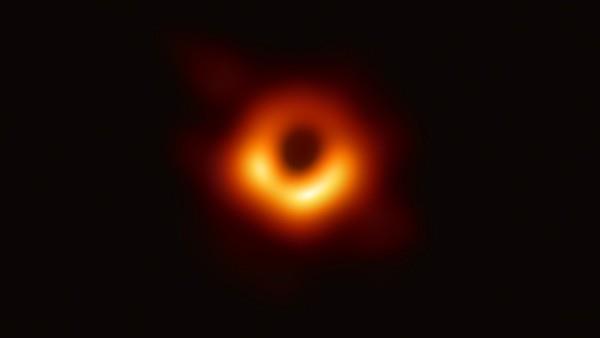 Μαύρη τρύπα στο διάστημα πρώτες φωτογραφίες συνεντεύξεις τύπου επιστημονική ανακάλυψη