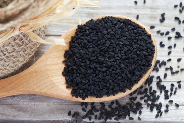 Μαύρο σπορέλαιο αποτέλεσμα μαύροι σπόροι υγεία σπόρων