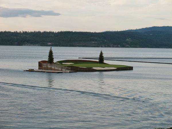 Πλωτά γήπεδα γκολφ παίζουν γκολφ ιδέα υδάτινη περιοχή