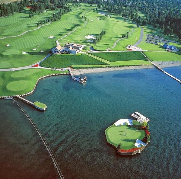 Πλωτά γήπεδα γκολφ παίζουν γκολφ ιδέα νερό πράσινο
